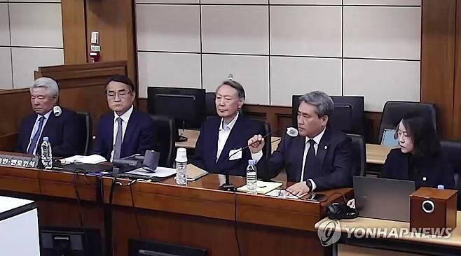 윤석열 체포방해·국무회의 하자 2심 징역 7년…2년 늘어 (서울=연합뉴스) 고위공직자범죄수사처 체포방해 등 혐의로 기소된 윤석열 전 대통령이 29일 서울 서초구 서울고등법원에서 열린 항소심 선고 공판에 출석해 있다. 서울고법 내란전담재판부인 형사1부는 이날 특수공무집행방해, 직권남용 권리행사방해 등 혐의로 재판에 넘겨진 윤 전 대통령에게 징역 7년을 선고했다. 2026.4.29 [서울고법 제공. 재판매 및 DB금지] photo@yna.co.kr