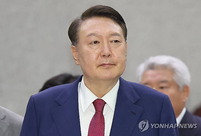 특검 조사 마친 윤석열 전 대통령 (서울=연합뉴스) 김성민 기자 = 윤석열 전 대통령이 5일 내란 특검 2차 조사를 마치고 조은석 특별검사팀 사무실이 있는 서울 서초구 서울고검을 나서고 있다. 2025.7.6 ksm7976@yna.co.kr