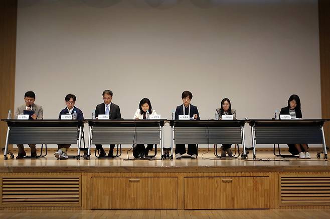 한국출판인회의가 29일 서울시 마포중앙도서관 마중홀에서 'AI 시대의 출판 생태계, 기회와 위기 사이에서 길을 찾다'는 주제로 연 긴급포럼에서 패널들이 발언하고 있다.
[한국출판인회의 제공. 재판매 및 DB 금지]
