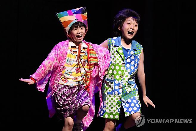 열연하는 조윤우-이서준 (서울=연합뉴스) 류효림 기자 = 어린 빌리 역을 맡은 조윤우(왼쪽)와 마이클 역의 이서준이 29일 서울 용산구 블루스퀘어에서 열린 뮤지컬 '빌리 엘리어트' 프레스콜에서 주요 장면을 시연하고 있다. 2026.4.29 ryousanta@yna.co.kr