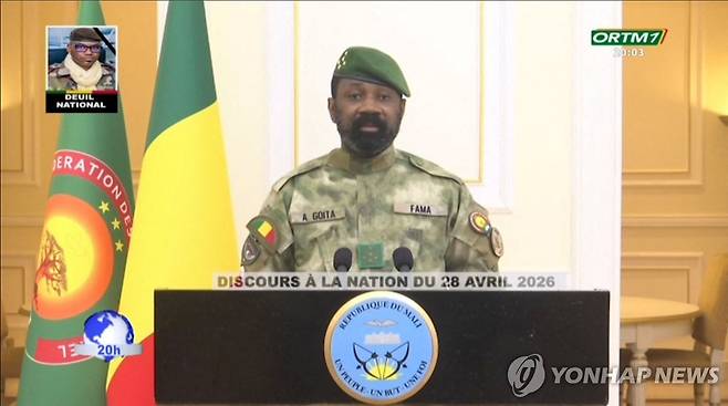 28일(현지시간) 말리 군정 수반인 아시미 고이타 임시 대통령이 현지 TV를 통해 연설하고 있다. [ORTM/AFP=연합뉴스. 재판매 및 DB 금지]