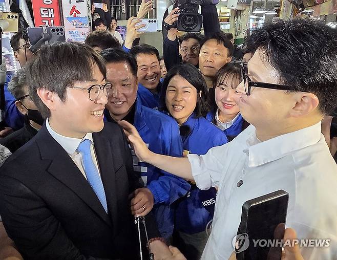 구포시장서 만난 하정우·한동훈 (부산=연합뉴스) 박성제 기자 = ６·3 지방선거와 함께 치러지는 부산 북갑 보궐선거에 출마하는 하정우 전 청와대 AI 수석과 한동훈 전 국민의힘 대표가 29일 오후 부산 북구 구포시장에서 유세를 펼치던 중 만나 인사하고 있다. 2026.4.29 handbrother@yna.co.kr
