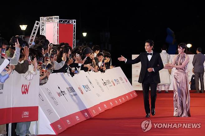 신현준, 고원희 '사회 맡았어요' (전주=연합뉴스) 나보배 기자 = 29일 전북 전주시 한국소리문화의전당 모악당에서 열린 제27회 전주국제영화제 레드카펫 행사에서 개막식 사회를 맡은 신현준, 고원희 배우가 입장하고 있다. 2026.4.29 warm@yna.co.kr