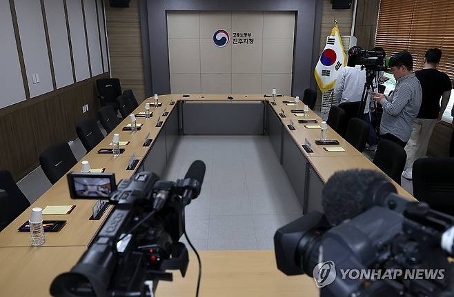 취재진만 남은 화물연대-BGF로지스 회의실 (진주=연합뉴스) 박영민 기자 = 민주노총 공공운수노조 화물연대본부와 BGF로지스가 교섭 끝에 잠정 합의하기로 한 29일 오후 조인식이 지연돼 경남 진주시 고용노동부 진주지청 회의실에 취재진이 대기하고 있다. 2026.4.29 ymp@yna.co.kr