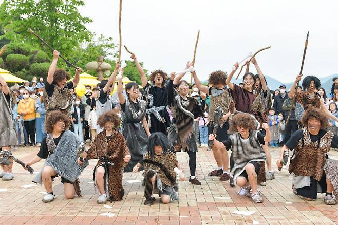 5월 2일부터 5일까지 열리는 제18회 공주 석장리 구석기축제가 더 풍성해진 체험 프로그램으로 가족단위 방문객을 맞는다. (사진=공주시 제공)
