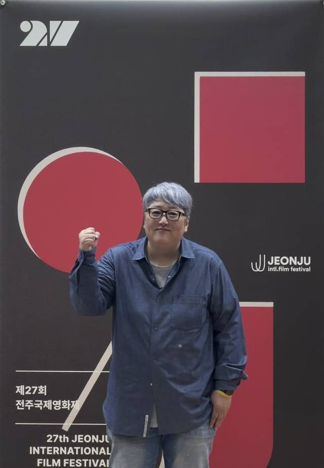 30일 중부비전센터에서 열린 ‘J 스페셜: 올해의 프로그래머’ 기자회견서 변영주 감독이 포토타임을 진행하고 있다. 전현아 기자.