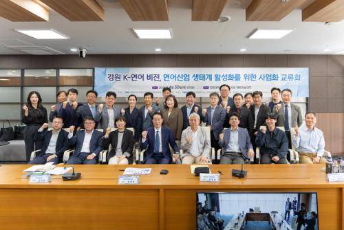◇더불어민주당 우상호 강원지사 후보가 30일 강원대 미래도서관에서 열린 ‘강원 K-연어 산업 육성’과 관련한 교류회에 참석해 연어 산업을 중심으로 스마트 피셔리를 강원도 ‘미래 먹거리’로 육성하는 방안을 논의했다.