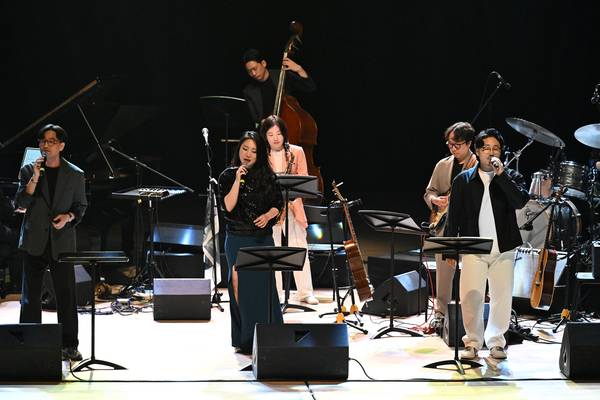 경남도민일보 주최 제11회 김해재즈콘서트가 30일 김해문화의전당 마루홀에서 열렸다.연출가 진행은 대중음악평론가 정병욱 씨가 맡았고 심규민(피아노/건반),RUST최홍석(보컬),허성(보컬),허소영(보컬),남유선(색소폰),김수유(기타),류형곤(베이스),김선빈(드럼),그레이 바이 실버 등이 출연했다./김구연 기자