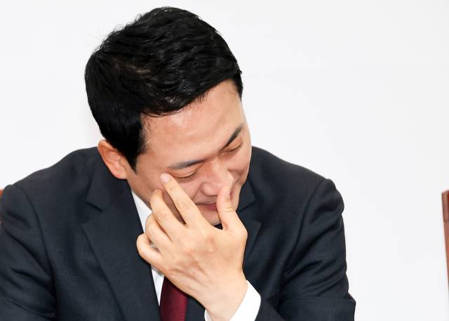 국민의힘 장동혁 대표가 30일 국회에서 열린 최고위원회의에서 잠시 생각에 잠겨 있다. 연합뉴스