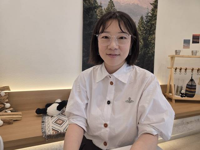 배미나 공인노무사 겸 '드링킹소년소녀합창단' 베이시스트가 지난 28일 직장 근처인 한 카페에서 인터뷰에 응하고 있다. 그녀는 낮에는 노동자의 권익을 보호하는 노무사로, 밤에는 파워풀한 에너지를 전하는 펑크 뮤지션으로 활약하며 치열한 이중생활을 이어가고 있다. 김용국 기자
