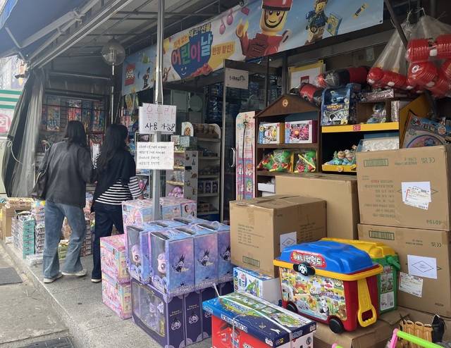 30일 오전 11시께 손님들이 대구 북구 칠성시장의 한 완구 상가 안으로 들어가고 있다. 김도경 기자