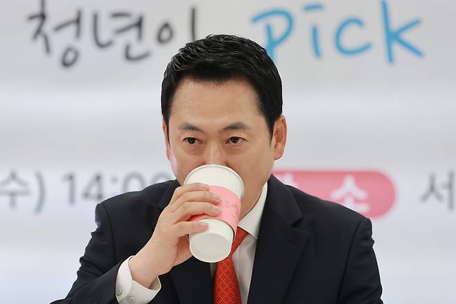 국민의힘 장동혁 대표가 29일 서울 서대문구 카페폭포에서 열린 청년 공약 간담회에 참석해 음료를 마시고 있다. 연합뉴스