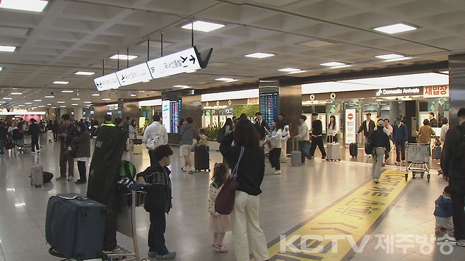 연휴를 하루 앞둔 30일 오후 제주국제공항 도착 대합실이 관광객들로 북적이고 있다.