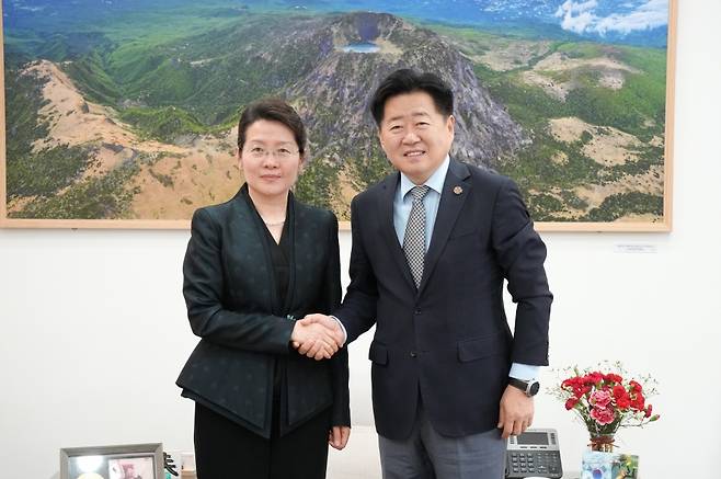 오영훈 제주도지사는 30일 집무실에서 대외무역과 통상 업무를 총괄하는 왕레이(王磊) 중국 산둥성 상무청장과 양 지역 간 수출입 확대를 위한 간담회를 가졌다.
