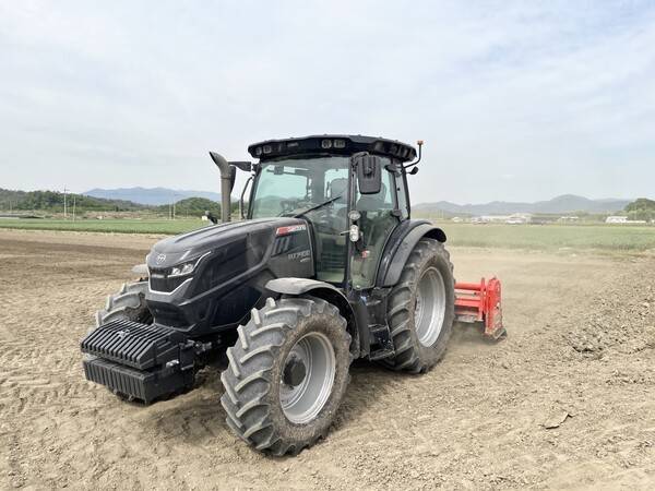 대동 AI 트랙터가 운전자 없이 홀로 운행 중이다. [출처=김유영 기자]