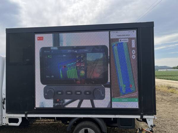 시연 현장 옆 트럭 스크린에 띄워진 대동의 스마트폰 앱 화면으로, 현재 트랙터가 밭을 어느 정도 갈았는지 작업 진행 상황을 시각적으로 보여준다. [출처=김유영 기자]