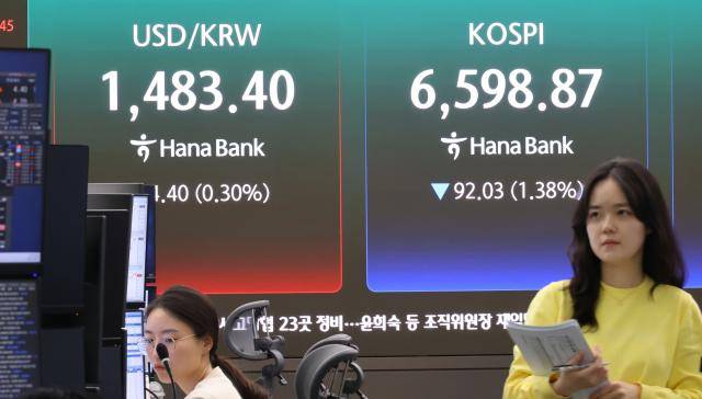 30일 오후 서울 중구 하나은행 본점 딜링룸. [사진=연합뉴스]