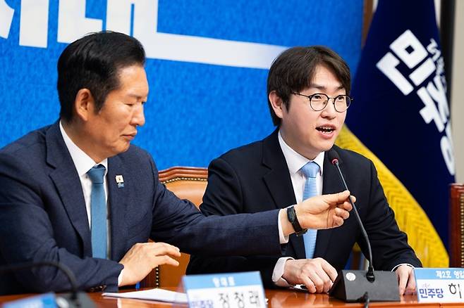 더불어민주당 6.3 지방선거 인재영입 2호 하정우 전 청와대 AI미래기획수석(오른쪽)이 29일 서울 여의도 국회에서 열린 제2차 인재영입식에서 인사말을 하고 있다. /사진=뉴스1