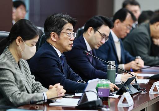 양기욱 산업통상부 산업자원안보실장이 지난 8일 오전 서울 종로구 한국무역보험공사 대회의실에서 해양수산부, 국토교통부를 비롯한 관계부처와 업계 등이 참석한 가운데 열린 '석유제품(윤활유·선박연료) 수급 대책회의'를 주재하고 있다. /사진=산업부