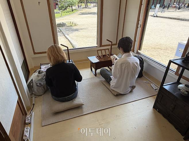 29일 창경궁 '영춘헌, 봄의 서재' 현장 프로그램에 참여 중인 관람객들의 모습.(송석주 기자 ssp@)