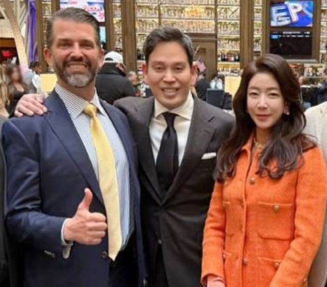 도널드 트럼프 미국 대통령 취임식 참석을 위해 지난해 1월 워싱턴을 찾은 신세계그룹 정용진 회장(가운데)이 트럼프 주니어(왼쪽)와 만나 부인 한지희씨(오른쪽)를 소개 후 사진을 찍고 있다. 사진=신세계그룹