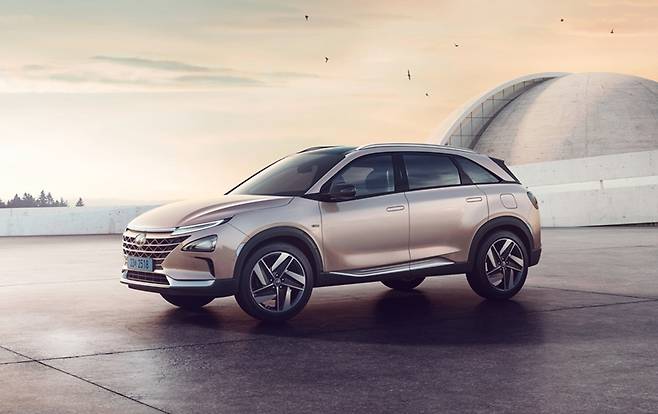 정부가 수소전기자동차의 주요 부품을 발전기 부품으로 재사용해 전기를 생산하는 국책 과제를 추진하고 나섰다. 사진은 1세대 수소전기승용차인 넥쏘로, 오는 2028년 출시 10년을 맞는다. / 현대자동차