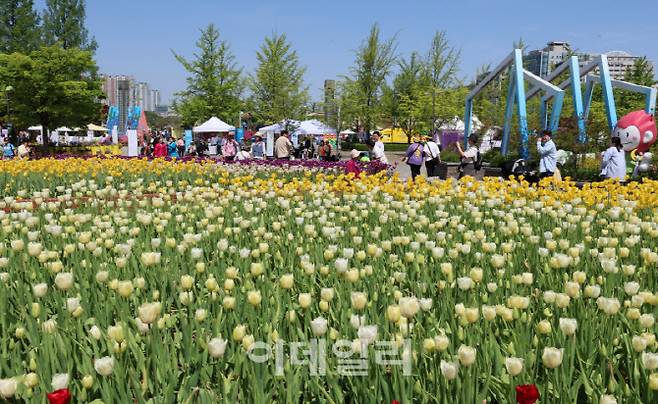 완연한 봄날씨를 보인 지난 26일 경기 고양시 일산호수공원 일대에서 열린 '제18회 고양국제꽃박람회'를 찾은 시민들이 즐거운 주말을 보내고 있다. (사진= 방인권 기자)