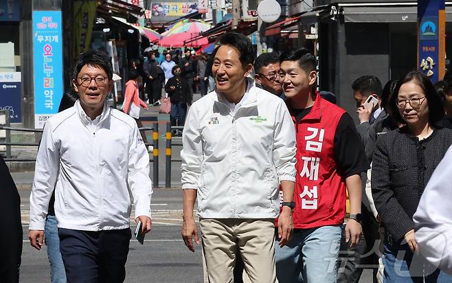 오세훈 국민의힘 서울시장 후보가 29일 서울 도봉구 쌍리단길을 방문해 시민들과 인사하고 있다. 2026.4.29 ⓒ 뉴스1 김성진 기자