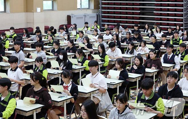 30일 경기 화성시 동탄국제고등학교에서 1학년 학생들이 1학기 1차 지필평가를 시험 감독이 없는 '무감독 양심 시험'으로 치르고 있다. 2026.4.30 ⓒ 뉴스1 김영운 기자
