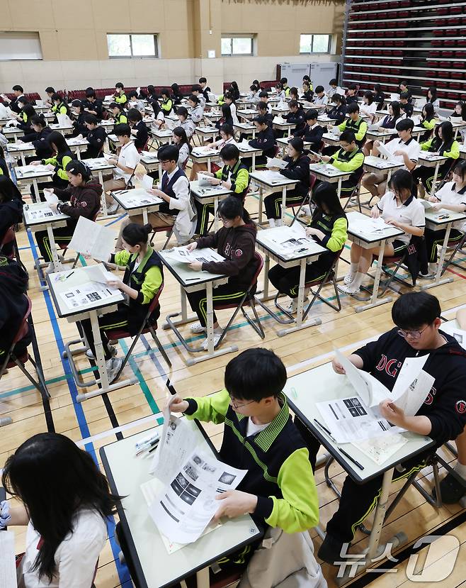 30일 경기 화성시 동탄국제고등학교에서 1학년 학생들이 1학기 1차 지필평가를 시험 감독이 없는 '무감독 양심 시험'으로 치르고 있다. 2026.4.30 ⓒ 뉴스1 김영운 기자