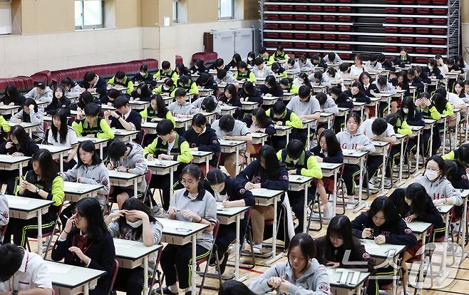 30일 경기 화성시 동탄국제고등학교에서 1학년 학생들이 1학기 1차 지필평가를 시험 감독이 없는 '무감독 양심 시험'으로 치르고 있다. 2026.4.30 ⓒ 뉴스1 김영운 기자
