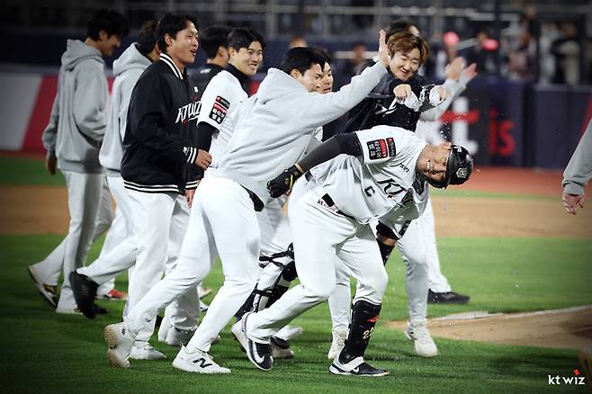 KT 장성우(오른쪽)가 29일 수원케이티위즈파크에서 열린 2026 KBO리그 정규시즌 LG와 경기에서 10회말 역전 끝내기 2타점 2루타를 때리며 팀 승리를 이끈 후 동료들의 축하를 받고 있다. 사진 | KT 위즈