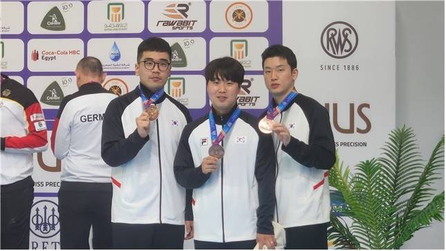 2025 ISSF 카이로 세계선수권대회 25m 속사권총 남 단체전에서 금메달을 차지한 홍석진-이건혁-이재균(왼쪽부터). 사진 | 대한사격연맹