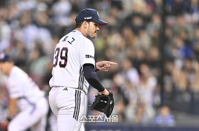 두산 선발투수 잭로그가 29일 서울 잠실구장에서 열린 2026 KBO리그 삼성전 6회초 2사2루 상대 전병우를 내야땅볼로 처리한 후 환호하고 있다. 잠실 | 최승섭 기자 thunder@sportsseoul.com