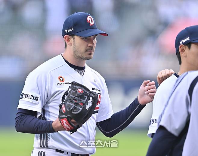 두산 선발투수 잭로그가 29일 서울 잠실구장에서 열린 2026 KBO리그 삼성전 1회 투구 후 덕아웃으로 들어오며 하이파이브를 하고 있다. 잠실 | 최승섭 기자 thunder@sportsseoul.com
