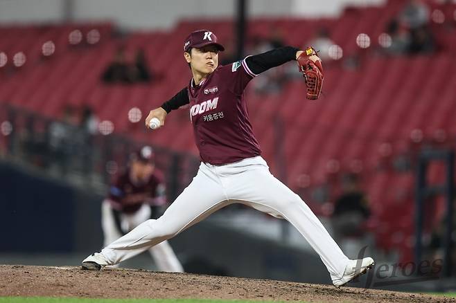 키움 박진형이 광주-기아 챔피언스 필드에서 열린 2026 KBO리그 정규시즌 KIA전에 등판해 역투하고 있다. 사진 | 키움 히어로즈