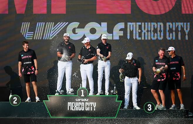 멕시코 시티에서 열린 LIV 골프 멕시코 대회 수상자들이 샴페인을 터트리고 있다. 사진 | 로이터 연합뉴스