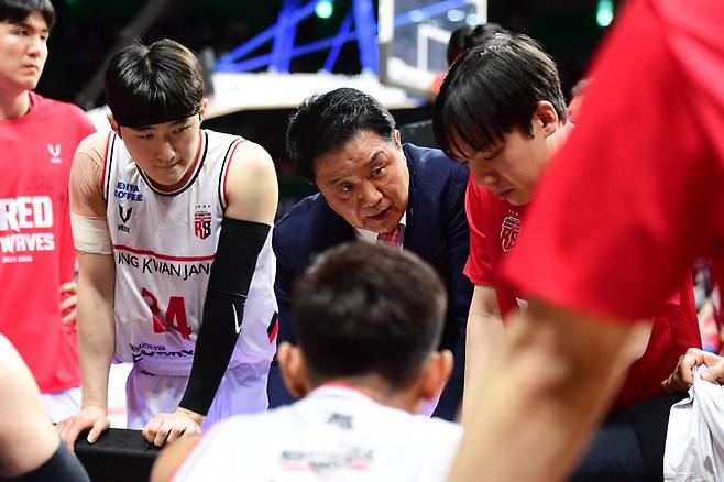 정관장 유도훈 감독이 30일 부산 사직실내체육관에서 열린 2025~2026 LG전자 프로농구 4강 PO KCC와 4차전에서 작전지시를 하고 있다. 사진 | KBL