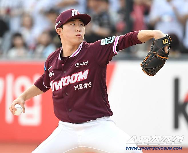 18일 수원 케이티위즈파크에서 열린 KT와 키움의 경기. 투구하고 있는 키움 배동현. 수원=송정헌 기자songs@sportschosun.com/2026.04.18/