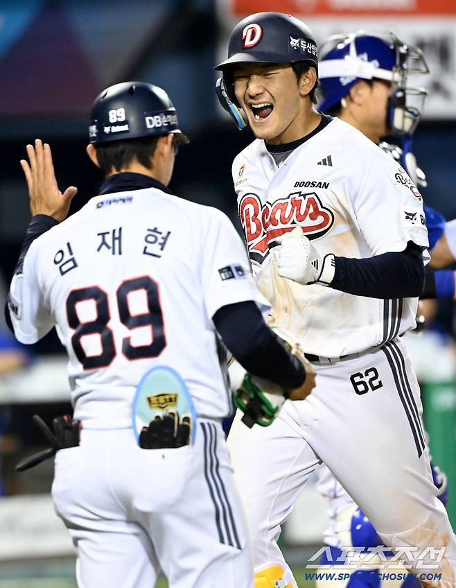 29일 잠실야구장에서 열린 삼성과 두산의 경기. 7회말 안재석이 우중월 솔로홈런을 치고 임재현 1루 코치와 기쁨을 나누고 있다. 잠실=허상욱 기자wook@sportschosun.com/2026.04.29/