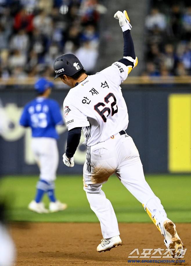 7회말 우중월 솔로홈런을 치고 환호하는 안재석
