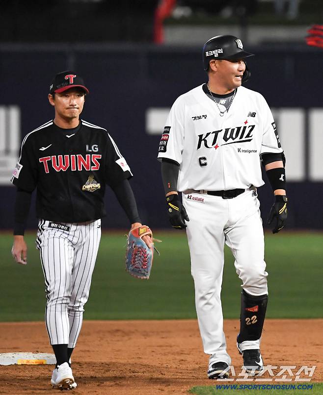 끝내기 안타 직후 무덤덤한 표정이었던 장성우.