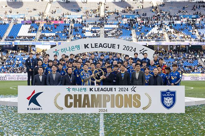 울산문수축구경기장/ K리그1/ 울산HDFC vs 수원FC/ 우승 트로피 세레머니/ 사진 이완복