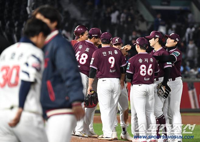 29일 부산 사직야구장에서 열린 롯데와 키움의 경기. 11회 연장 끝에 키움이 롯데에 승리했다. 경기 종료 후 승리의 기쁨을 나누고 있는 키움 선수들. 부산=송정헌 기자songs@sportschosun.com/2026.04.29/