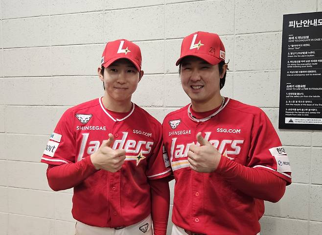 30일 경기 후 박성한(왼쪽)과 포즈를 취한 최정. 사진=SSG 랜더스