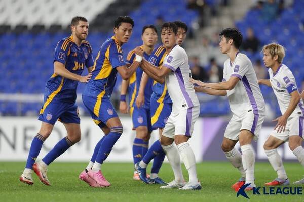 J리그 산프레체 히로시마 소속으로 K리그 울산 HD를 상대하는 김주성. ⓒ프로축구연맹