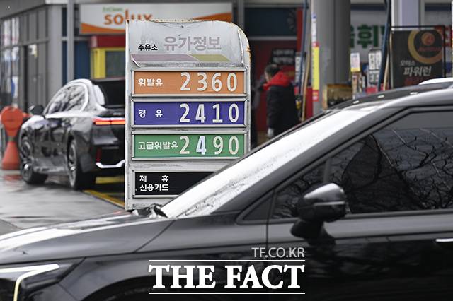 미국과 이스라엘의 이란 공습으로 국내 주유소의 유류가격이 상승하자 중고차 시장에서도 전기차 거래가 늘고 내연기관차 비중은 줄어드는 흐름이 나타났다. /송호영 기자