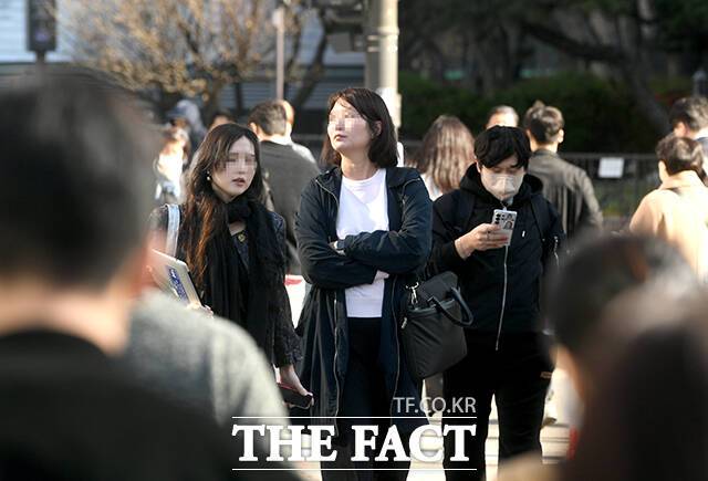 지난해 정규직과 비정규직 간 임금 격차가 확대된 것으로 나타났다./더팩트DB