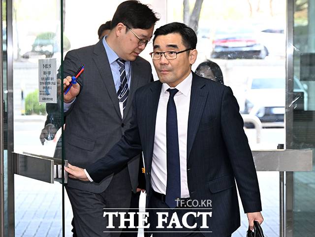 내란특검팀의 장우성 특검보가 13일 오전 서울 서초구 서울중앙지법으로 들어서고 있다./박헌우 기자