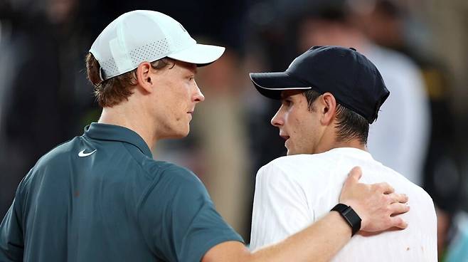 경기 후 호다르를 격려하는 시너(왼쪽). 게티이미지